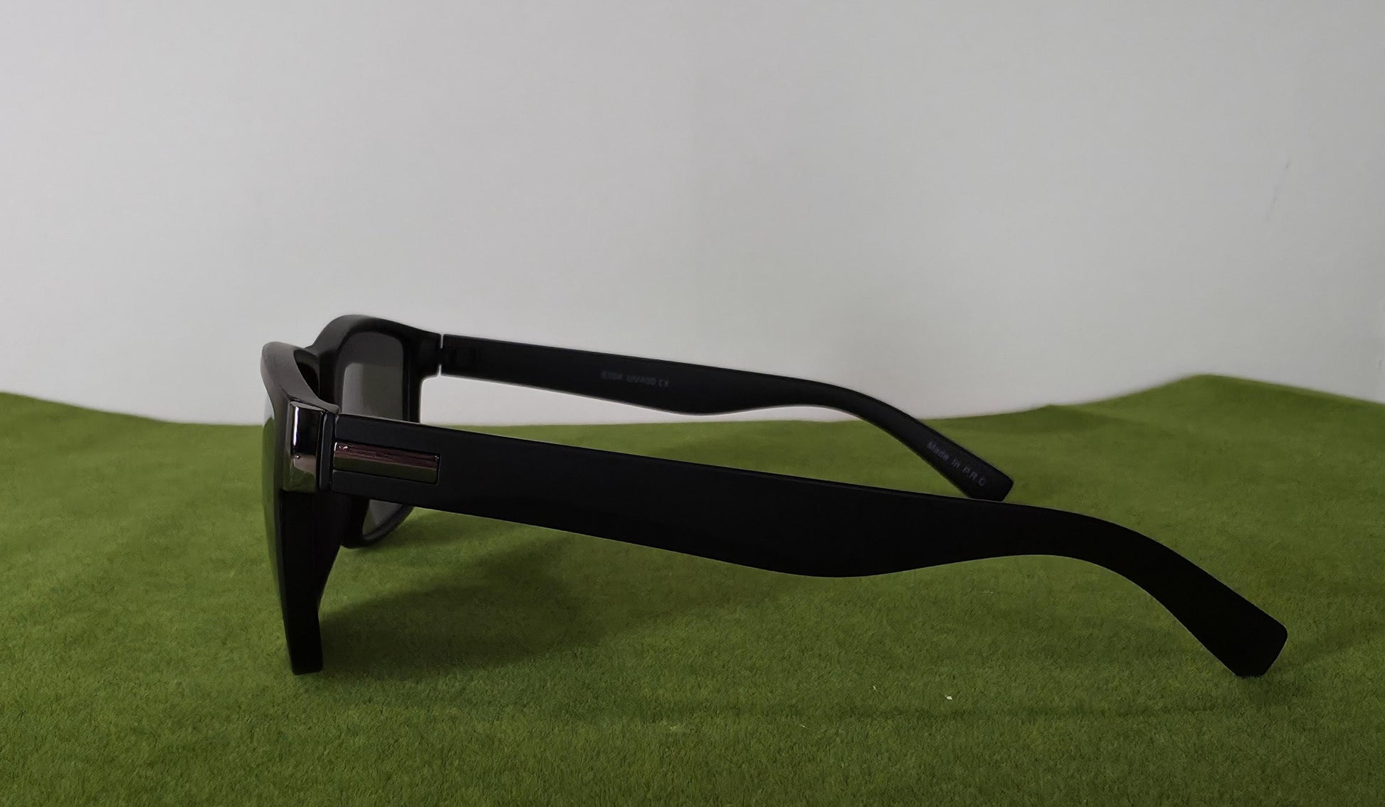 Personalized groomsmen and Best man golf gift box featuring a custom engraved putter with name and wedding date, premium sunglasses, metal divot tool, ball marker, and three golf balls. Perfect wedding party gift for golf-loving groomsmen, bachelor party favor, or last-minute wedding gift idea. All items are customizable except golf balls, with fast shipping available for urgent orders. Unique, practical, and memorable golf gift set for him.